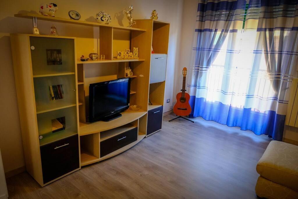 Appartamento Con Tre Camere - Zona Centrale อาเลสซานเดรีย ภายนอก รูปภาพ