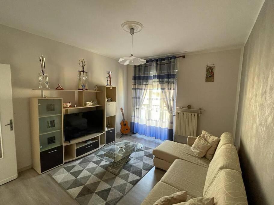 Appartamento Con Tre Camere - Zona Centrale อาเลสซานเดรีย ภายนอก รูปภาพ